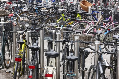 Copenhague bisiklet için şehir merkezinde otopark. Taşıma