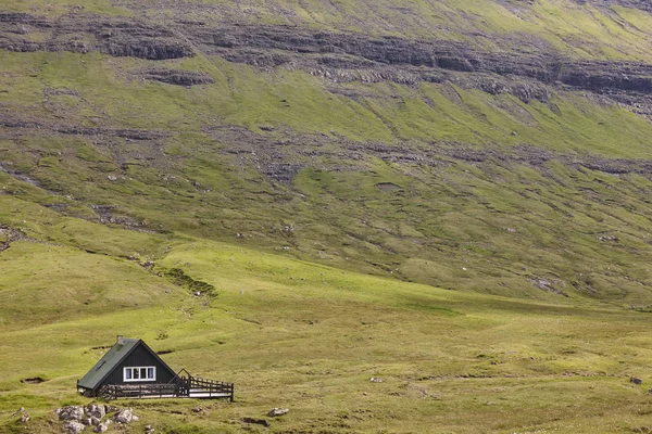 Schilderachtige groene faroese fjord landschap met traditionele houten — Stockfoto