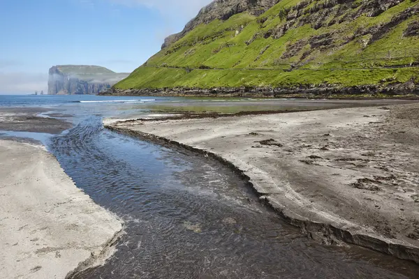 Faroe islands beach in Tjornuvik. Rising og kelling stacks. — Stock Photo, Image