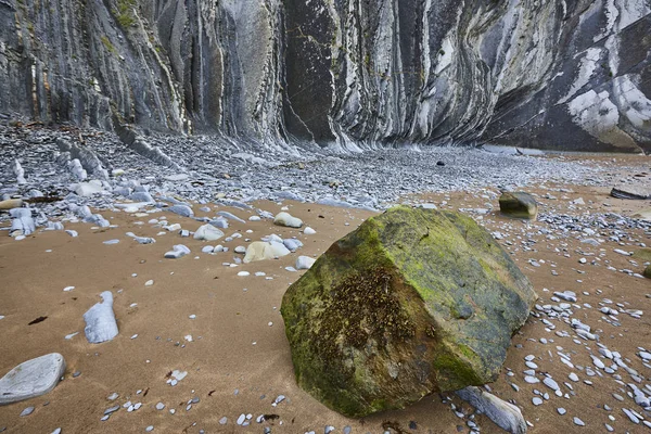 Flysch formação rochosa dramática costa cantábrica em Zumaia, Eu — Fotografia de Stock
