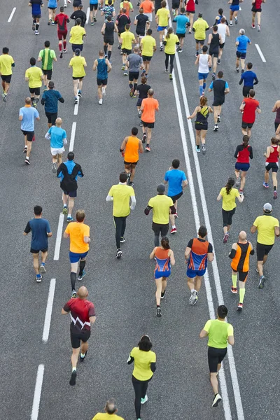 Corredores en la calle. Atletas en movimiento. Competencia urbana. Cr. — Foto de Stock