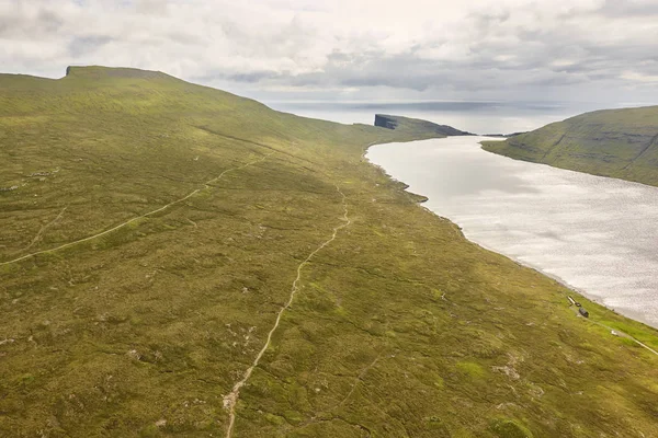 Faroe islands dramatic coastline in Vagar. Leitisvatn lake — Stock Photo, Image