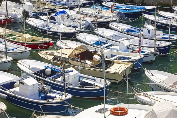 Vissersjachten in de Spaanse Baskische haven. Mundaka, Spai — Stockfoto