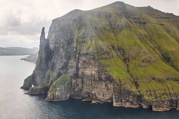 Stack in Faroe islands, Sandavagur. Trollkonufingur in Vagar isl — Stock Photo, Image