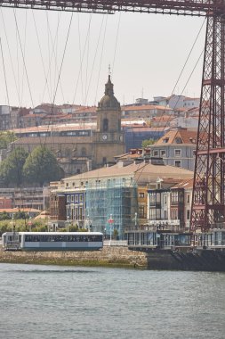 Bizkaia kırmızı demir asma köprü ve Nervion nehri. Euskadi