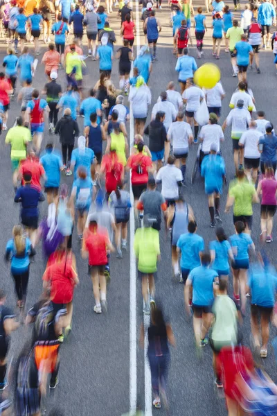 Biegaczy na ulicy. Sportowcy w ruchu. Konkurencja miejska. — Zdjęcie stockowe