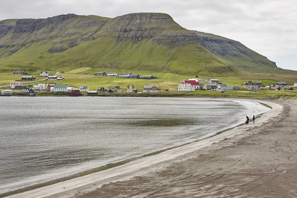 Plage de sable dans les îles Féroé. Village traditionnel de Hvalba. Sudu — Photo