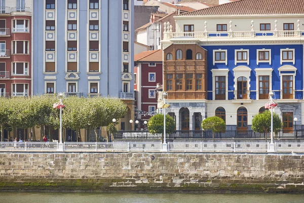 Bilbao river nervion with traditional buildings. Tourism in Spai — Stock Photo, Image