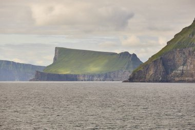 Faroe Takımadası 'ndaki Stora Dimun dramatik adası. Atlantik Okyanusu