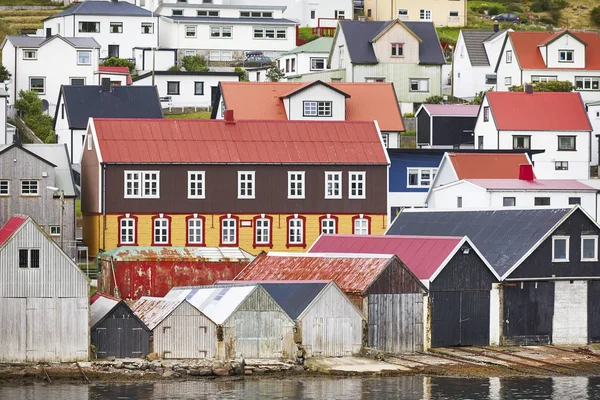 Faroe Adaları sahil şeridindeki renkli resimli evler. Avrupa — Stok fotoğraf