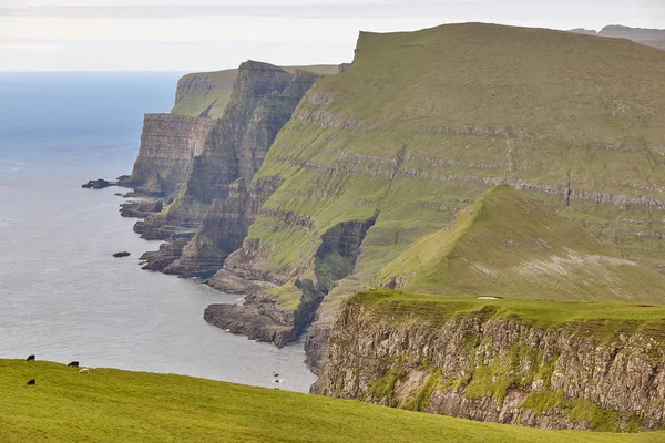 Suduroy isla costa dramática y acantilados en el archipiélago de Faroe — Foto de Stock