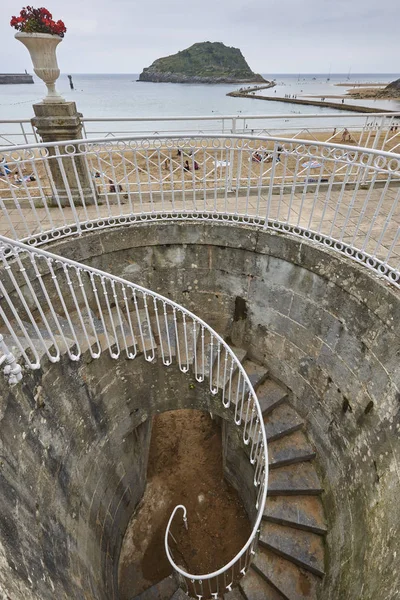 Spiraltrappa i spanska kusten. Lequeitio byn. Baskiska — Stockfoto