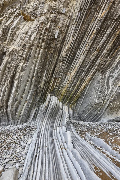 Flysch formación rocosa dramática Cantabric coastline in Zumaia, Eu — Foto de Stock