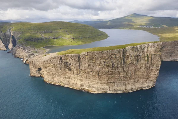 Faröer eilanden dramatische kustlijn in Vagar. Leitisvatn Lake — Stockfoto