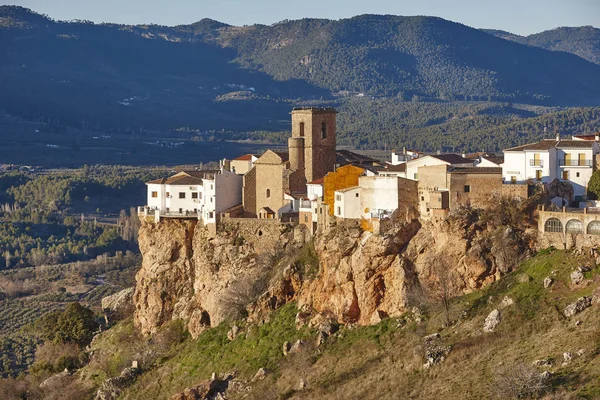 Casas blancas tradicionales pueblo y valle en Andalucía. Hornos — Foto de Stock