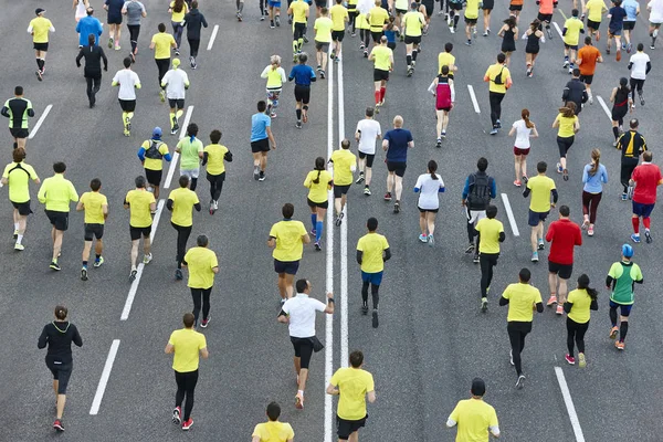 Corredores de maratón en la calle. Estilo de vida saludable. Atletas — Foto de Stock