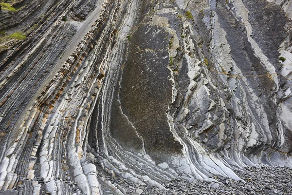 Flysch formação rochosa dramática costa do país basco em Zumai — Fotografia de Stock