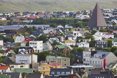 Streymoy Feroe adalarındaki Torshavn şehri. Resimli evler