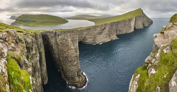 Dramático atlântico rochoso costa falésias paisagem em Vagar. Longe. — Fotografia de Stock