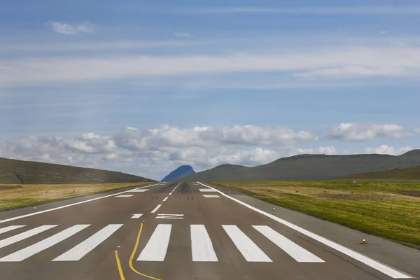 Piste de l'aéroport entourée de montagnes dans les îles Féroé. Danemark — Photo