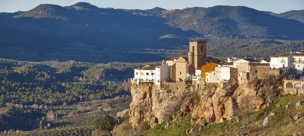 Casas brancas tradicionais aldeia e vale na Andaluzia. Hornos. — Fotografia de Stock