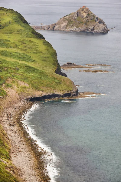 San Juan de Gaztelugatxe kaple na baskickém venkovském pobřeží. Lázně — Stock fotografie