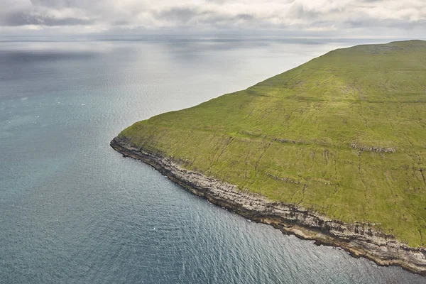 Isole Faroe costa drammatica visto da elicottero. Vagar c — Foto Stock