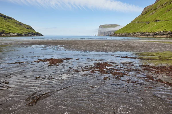 Faroe islands beach in Tjornuvik. Rising og kelling stacks. — Stockfoto