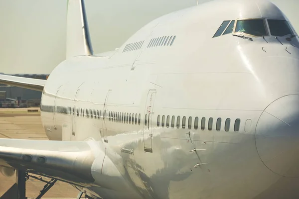 Huge airplane in the runway. Transportation and tourism industry — ストック写真