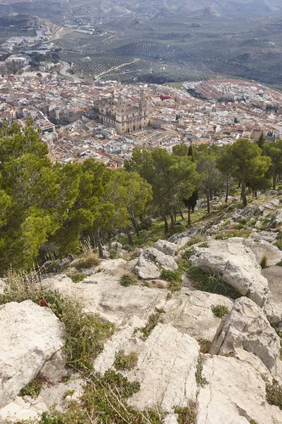 Pueblo tradicional andaluz español. Jaén rodeado de olivo fi — Foto de Stock
