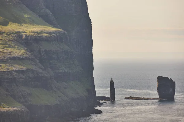 Wyspy Owcze klify wybrzeża i oceanu atlantyckiego. Eysturoy stac — Zdjęcie stockowe