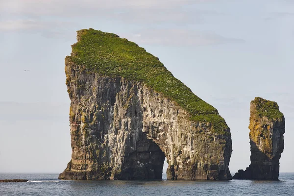 Faeröer eilanden kustlijn kliffen stapels landschap in Vagar eiland. — Stockfoto