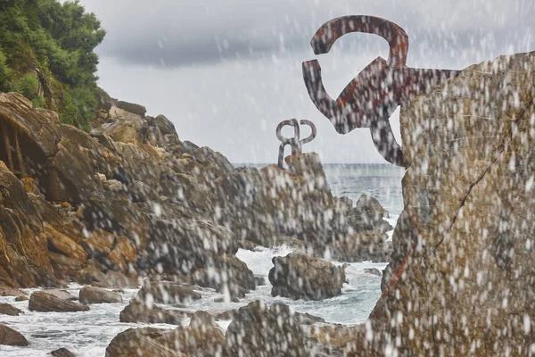 Donostia coastline landmark rock formations. Peine del viento. E — Stockfoto