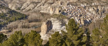 Dağda şatosu olan bir İspanyol köyü. Alcala del jucar