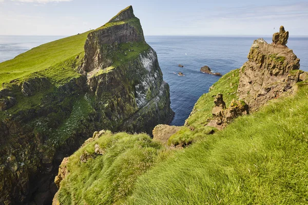 Faerské ostrovy zelené útesy na ostrově Mykines. Atlantic ocean — Stock fotografie