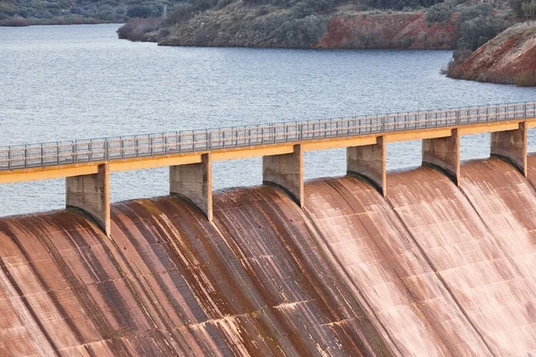 Diga di Penarroya in Spagna. Energia idroelettrica. Ciudad Real a Spai — Foto Stock