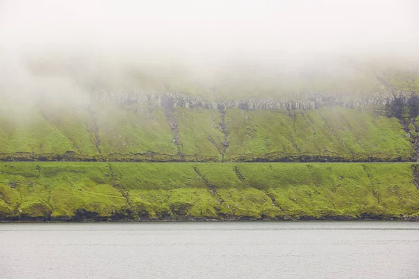 Isole Faroe paesaggio verde con nebbia oceano e strada — Foto Stock