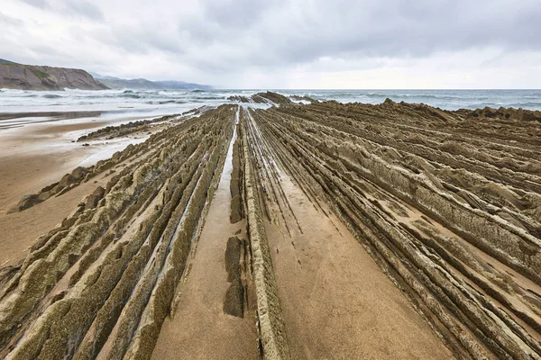 Flysch dramatiska klippkust bildande baskiska landet i Zumai — Stockfoto