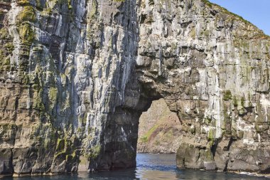 Vagar adasında Faroe adaları kıyı şeridi kayalıklar manzara. 
