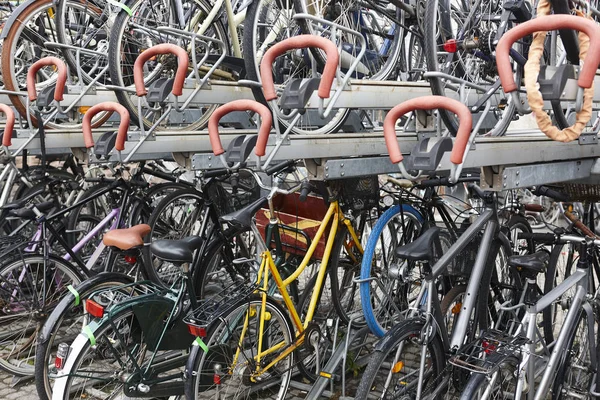 Downtown Urban parkeerplaats voor fietsen in Copenhague. Vervoer — Stockfoto