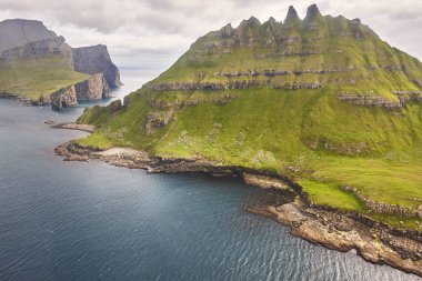 Faroe adaları dramatik kıyı şeridi helikopterden izlendi. Vagar f
