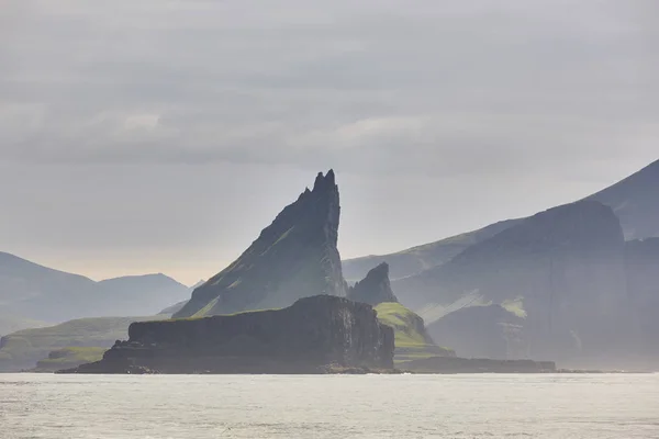 法罗群岛落日壮观的海岸线悬崖景观 — 图库照片