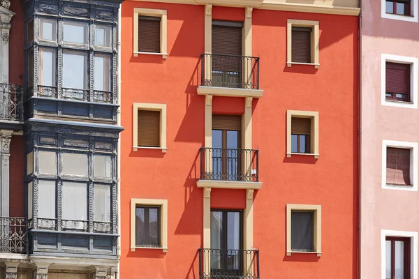 Façades de bâtiments traditionnels avec balcon à Bilbao. Espagne — Photo