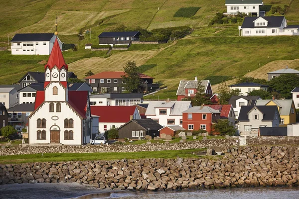 Sandavagur dorp met kleurrijke huizen kerk op de Faeröer eilanden. — Stockfoto