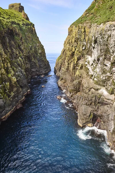 Färöarna gröna klippor och ljud i Mykines ön — Stockfoto