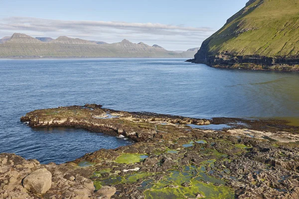 Faeröer eilanden kustlijn en Atlantische Oceaan. Wenkbrauwen, Gjogv vill — Stockfoto