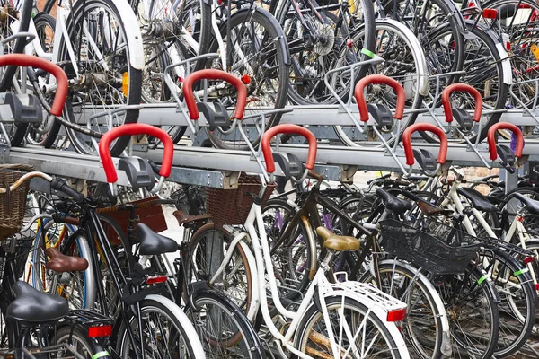 Innerstädtischer Parkplatz für Fahrräder in Kopenhagen. Verkehr — Stockfoto