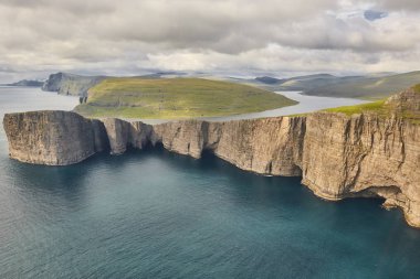 Vagar Faroe adaları dramatik kıyı şeridi. Leitisvatn gölü 