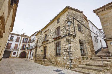 Baeza, Jaen 'de geleneksel antika evler ve taş caddeler. Spai.