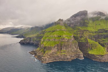 Faroe adaları dramatik kıyı şeridi helikopterden izlendi. Vagar f